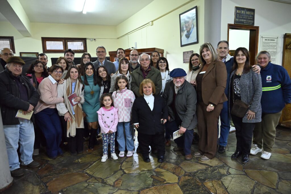 Familiares, amigos, y la admiración y el recuerdo de Santos Inzaurralde (Foto: Prensa IDL)