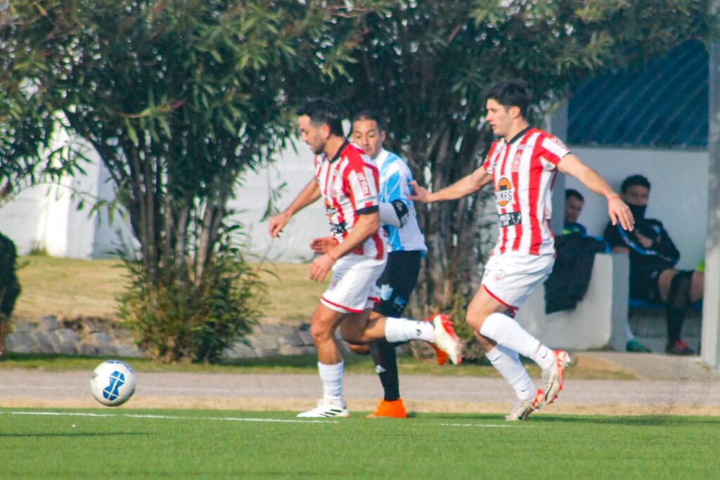 Juan Manuel Martínez traslada el balón ante la presencia de un defensor albiceleste. Lavalleja está entre los 8 mejores de la Copa “B” de OFI. (Foto Gentileza de Víctor Píriz)