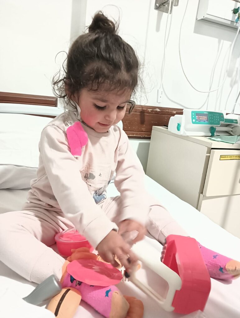 Oriana Labella juega feliz tras la operación quirúrgica