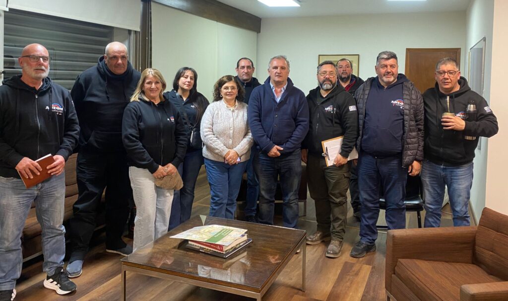 Daniel Ximénez junto a integrantes de la directiva de Adeom Lavalleja