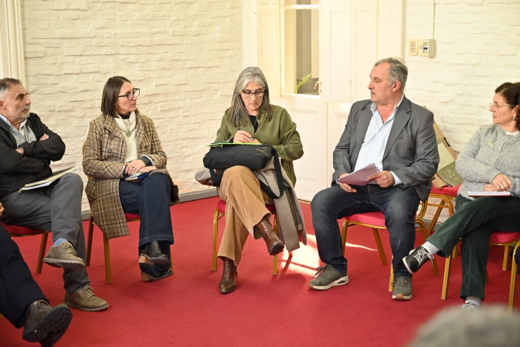 Daniel Ximénez y Lucía Etcheverry, junto a integrantes de ambos equipos en reunión realizada ayer en la IDL (Foto: Prensa IDL)