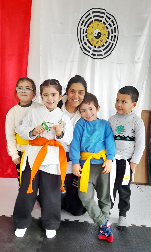 María Olmedo junto a algunos chicos que concurren a Pakua Minas
