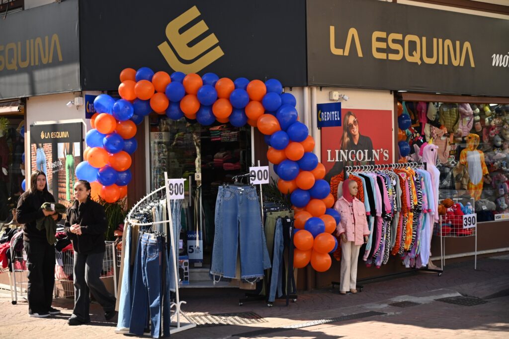 Sorprendieron los comercios con arreglos, adornos, colores y alegría