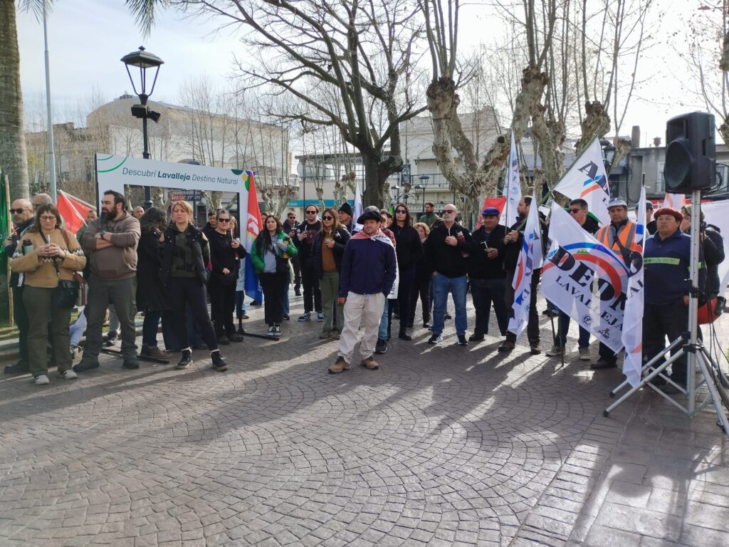 Importante número de trabajadores, acompañó en Plaza Libertad el acto por el paro.