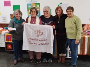 Arañitas: tejer solidaridad, con el calor y el color de las lanas 