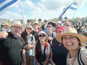 El sacerdote junto a varios jóvenes, en Roma.