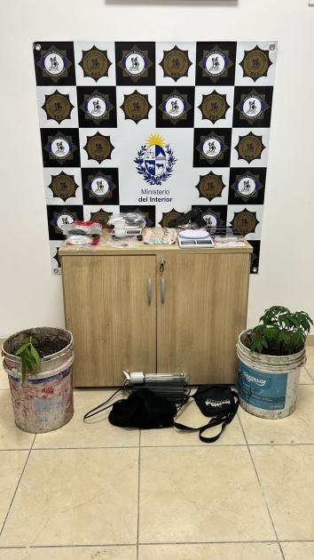 Pruebas incautadas en allanamientos del barrio La Rambla de Minas (Foto: Prensa Jefatura de Policía de Lavalleja)