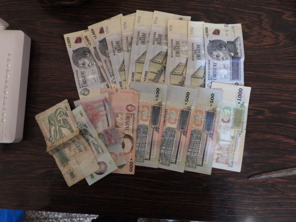 Dinero incautado en allanamiento (Fuente: Prensa Jefatura de Policía de Lavalleja)