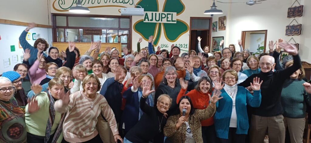 Integrantes de Ajupel junto a la artista minuana Natalia Ortega