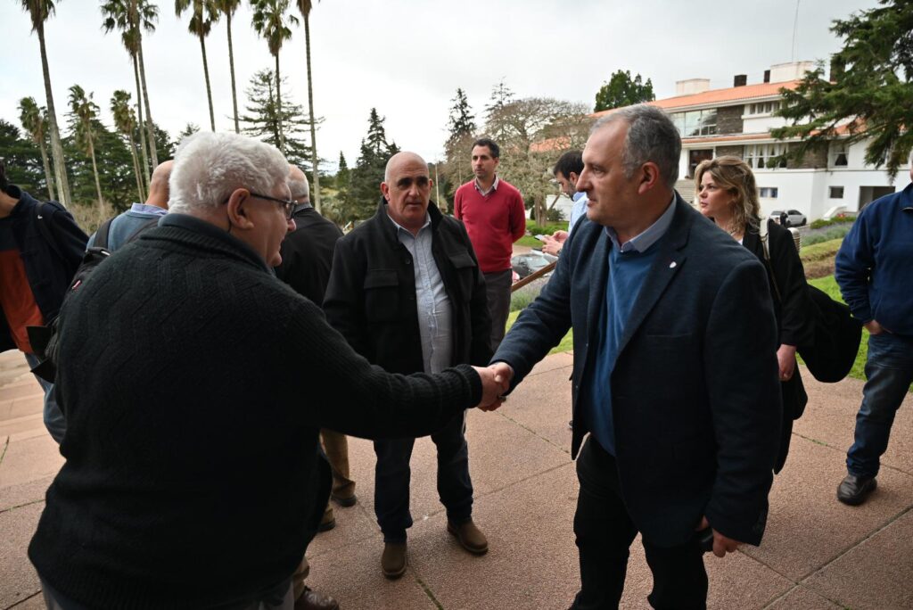 Daniel Ximénez recibiendo a las delegaciones visitantes en el Parque Minas (Foto: Prensa IDL)