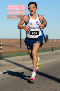 Nicolás Espinosa ganó la Half Maratón Montevideo 2025