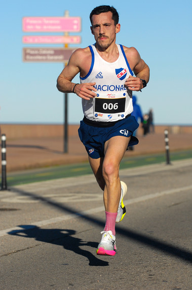 Nicolás Espinosa a paso arrollador