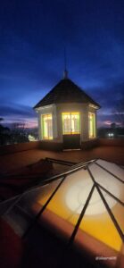 La sede de la Junta es en la vieja “casa embrujada” de Curbelo Báez. Y, en esta hermosísima casa, la habitación más “embrujada” es sin duda la construida en la azotea, con vidrios en lugar de paredes. La mejor oficina del mundo, o al menos una en la que se puede disfrutar de paisajes bellísimos. (Foto: Mauro Álvarez)