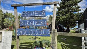 Cien años de la Escuela Rural Nº 80, un puente roto y un camino cerrado