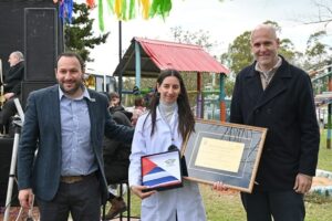 Intendente de Canelones Francisco Legnani, maestra Andrea De Armas y presidente de la Junta de Canelones Daniel Pereira.