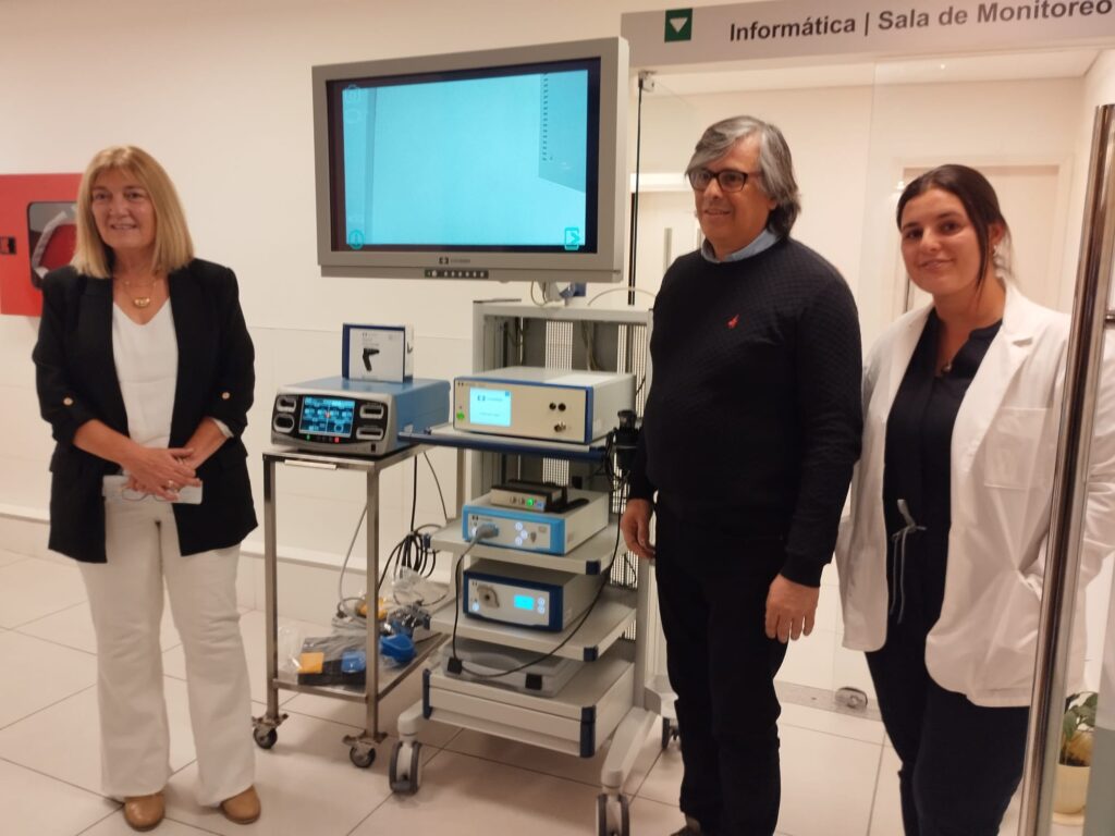 Sara Arrospide, Lepera y Valentina Ximénez muestran parte de los equipos de cirugía bariátrica.