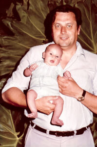 El doctor Vladimir Roslik junto a su hijo Valery