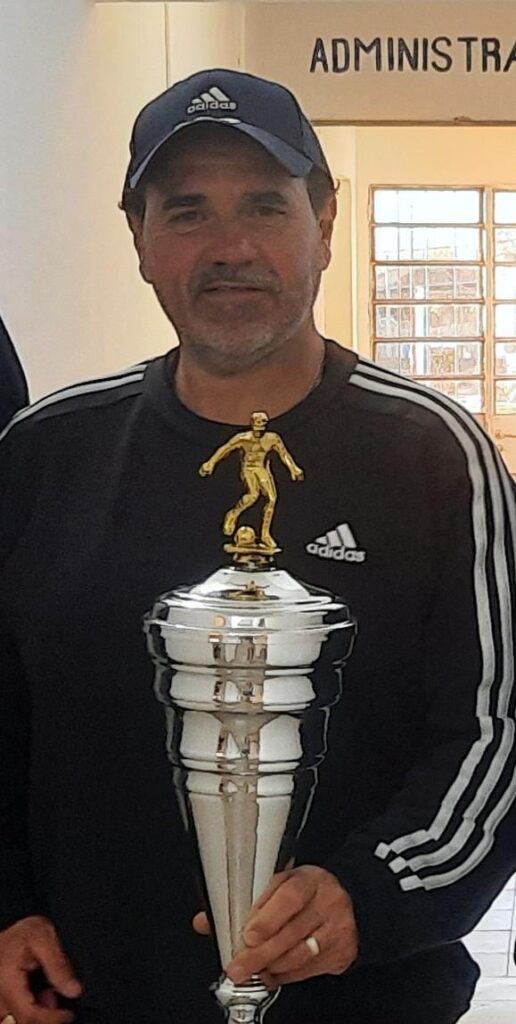 Neris Píriz técnico de Las Delicias, con la Copa gana en el Torneo Cuadrangular “Edison Cejas”