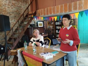 Colette Spinetti en el conversatorio en La Casa Encantada. 