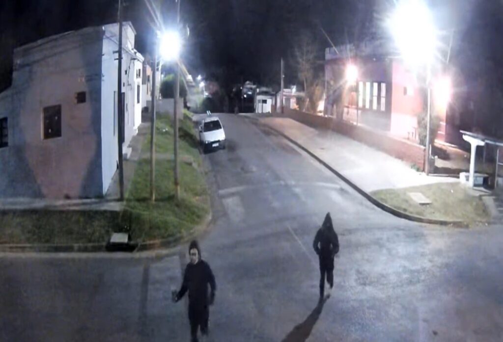 Captura de video de los dos enmascarados que atacaron las cámaras de videovigilancia en el barrio de La Filarmónica. (Foto: Prensa Jefatura de Policía de Lavalleja)