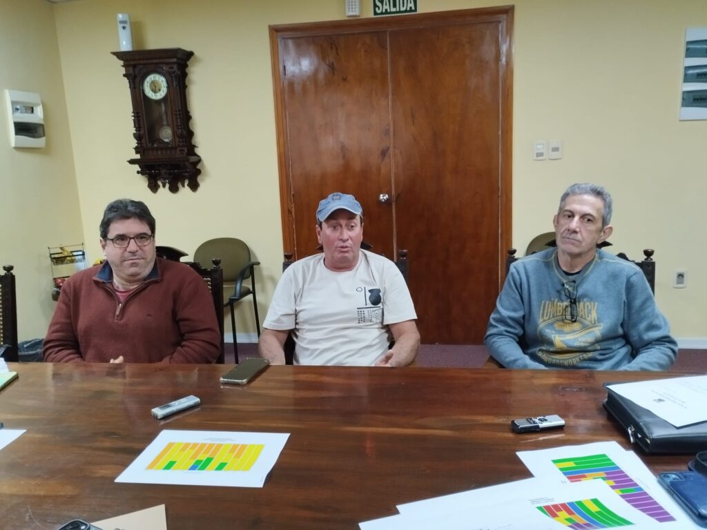 Usuarios de la piscina de Solís de Mataojo, Alejandro Scarsi, Edgar Salsamendi, y Walter Rodríguez.
