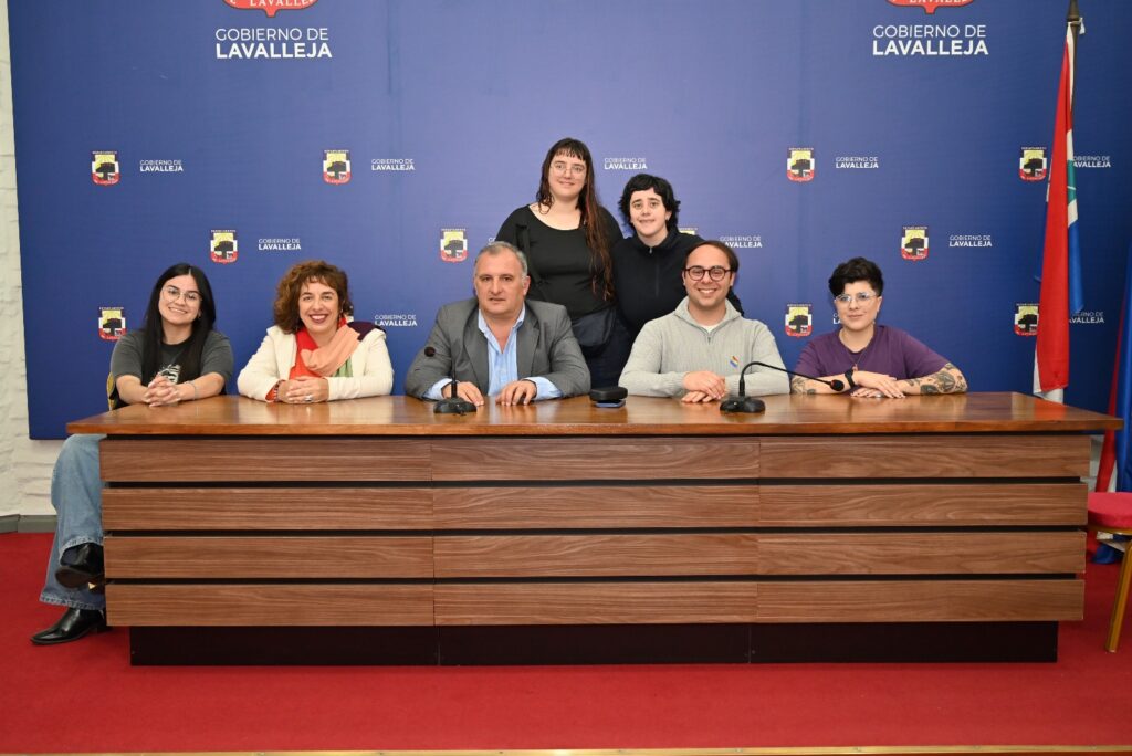 Autoridades y activistas durante la conferencia de prensa.