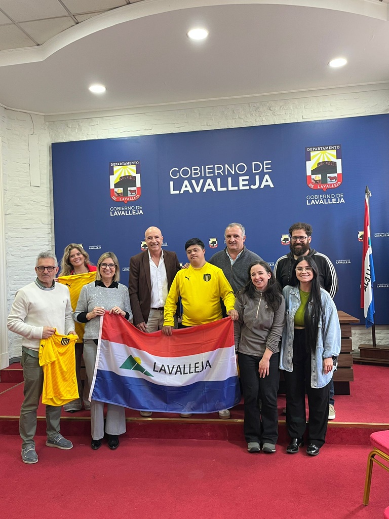 De Peñarol Inclusivo José Luis Bringa y Jhonny González, el intendente Daniel Ximénez y el equipo de gobierno de la IDL.