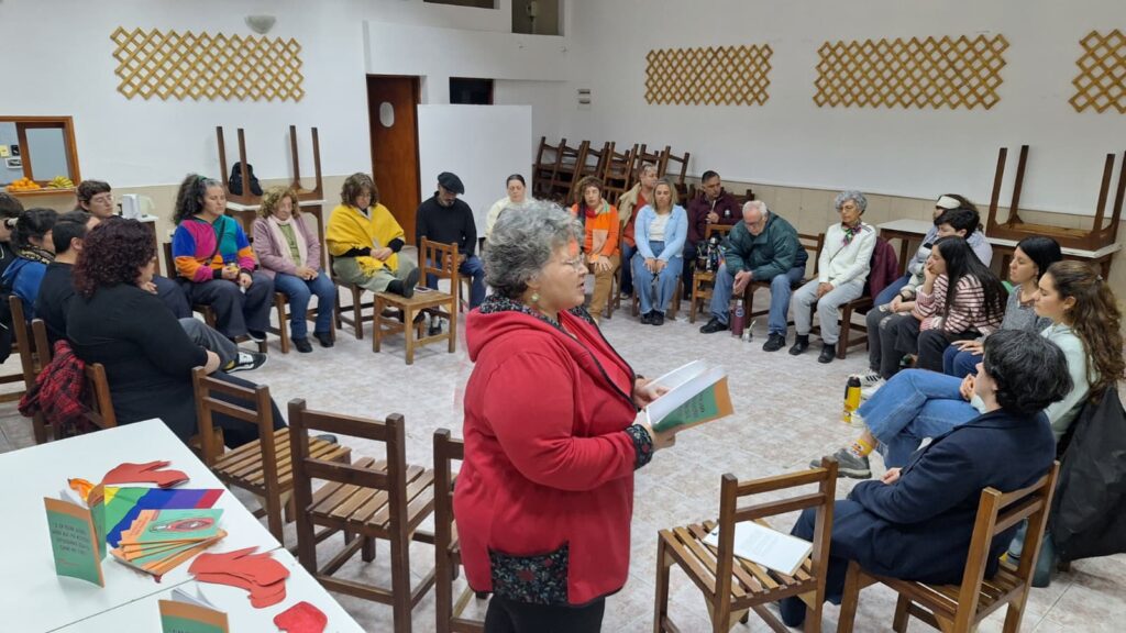 Karina Núñez en la charla realizada en FANCAP. (Foto gentileza de Paola Ferreira)