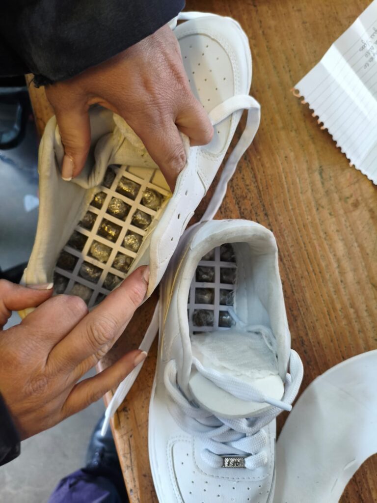 La droga estaba escondida en las plantillas de los zapatos deportivos.