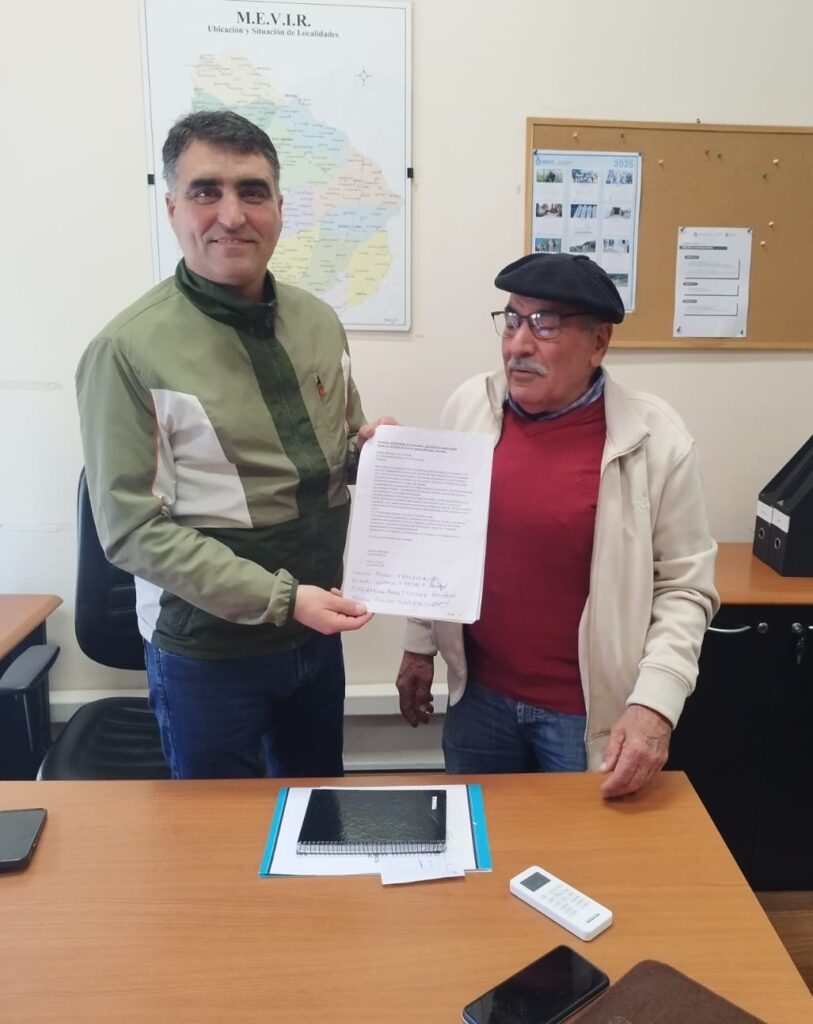 Ramón Ambrosio entregó al presidente de MEVIR Andrés Lima la solicitud de viviendas para Aguas Blancas.