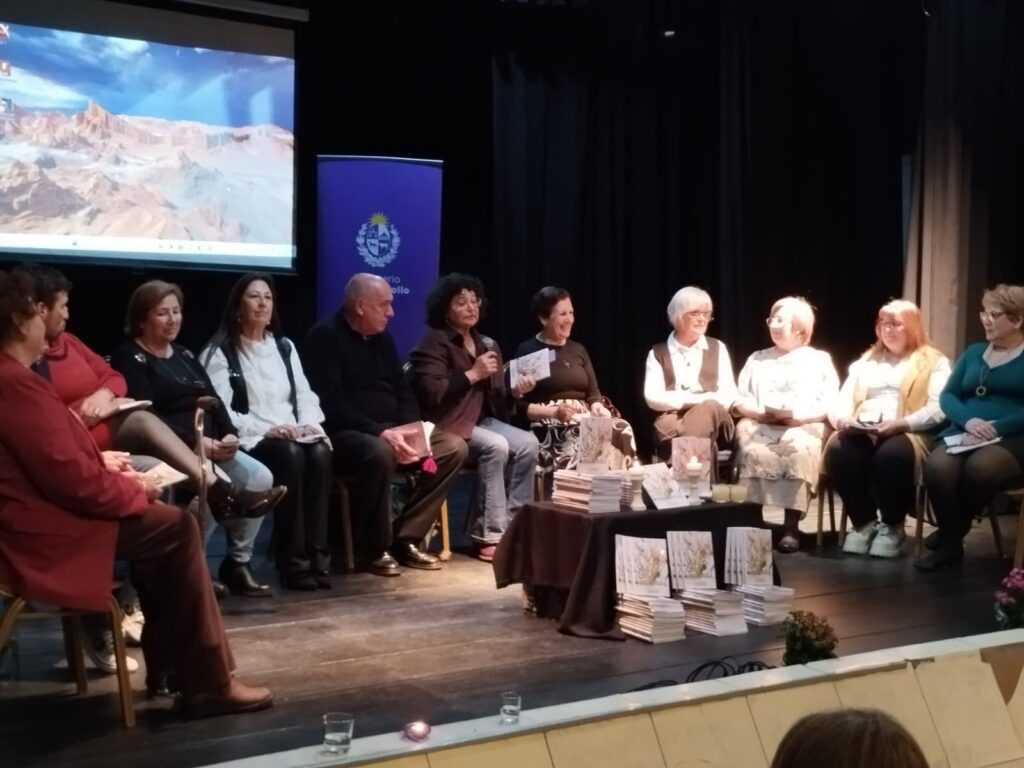 Escritores y coordinadoras de Ratones de Biblioteca, en el escenario de Casa de la Cultura.