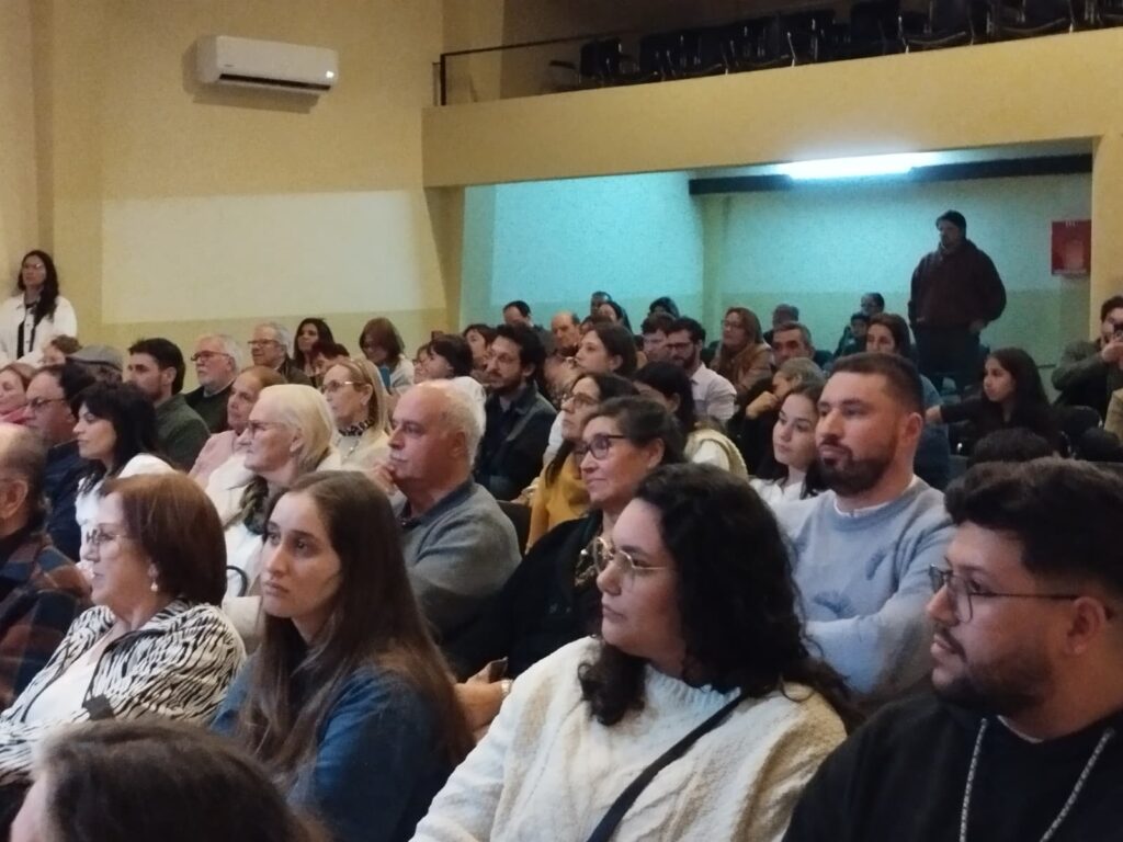 Sala colmada, de amigos y familiares acompañando la presentación del libro.