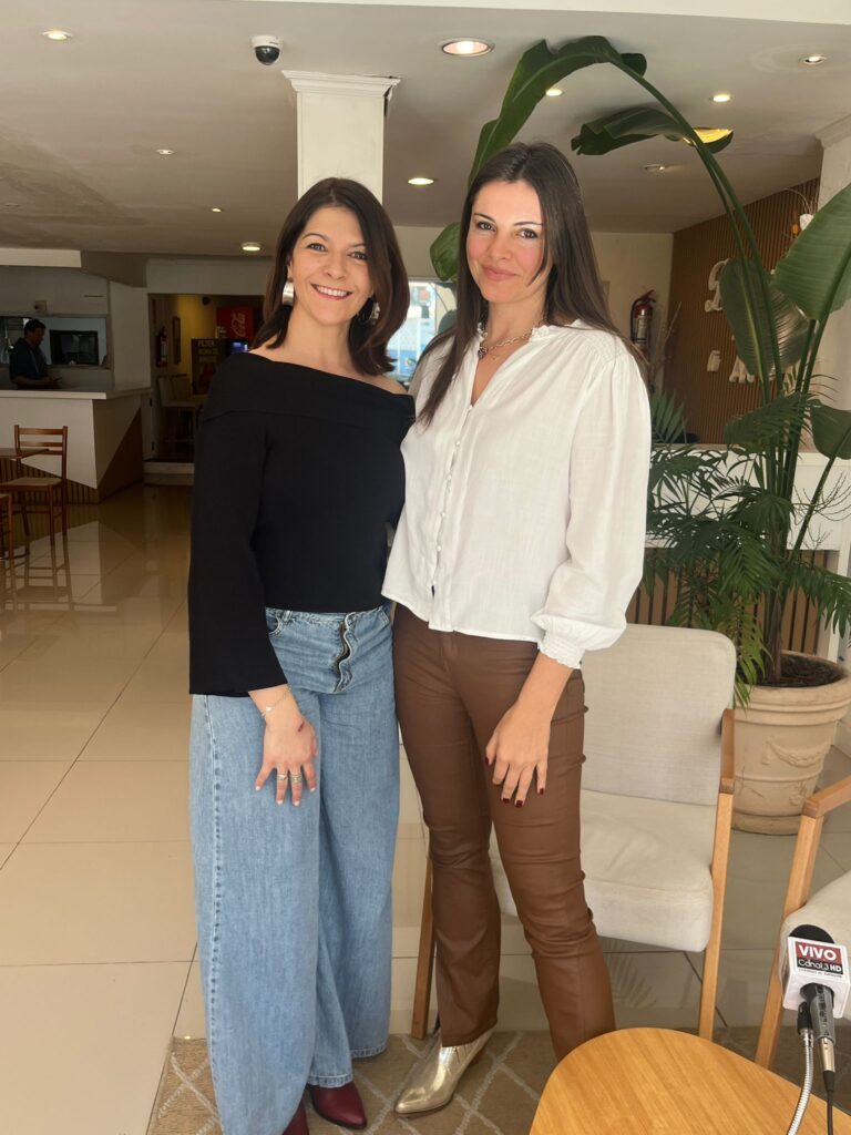 Leticia Pérez y Alejandra Piedracueva previo a la ronda de prensa