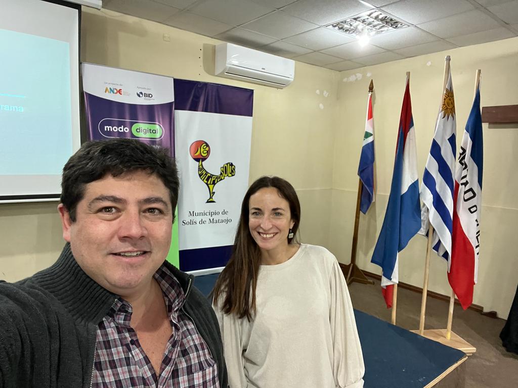 Santiago Machado y Leticia Méndez en una actividad del Centro Pymes en Solís de Mataojo.