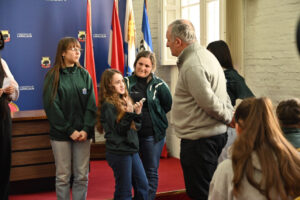 Jóvenes presentaron proyecto de eficiencia energética al intendente Ximénez