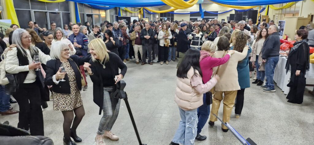 Natalia Ortega aportó su música y logró hasta que se formara “el trencito”. El público disrfutó al tiempo que colaboró en la causa benéfica.