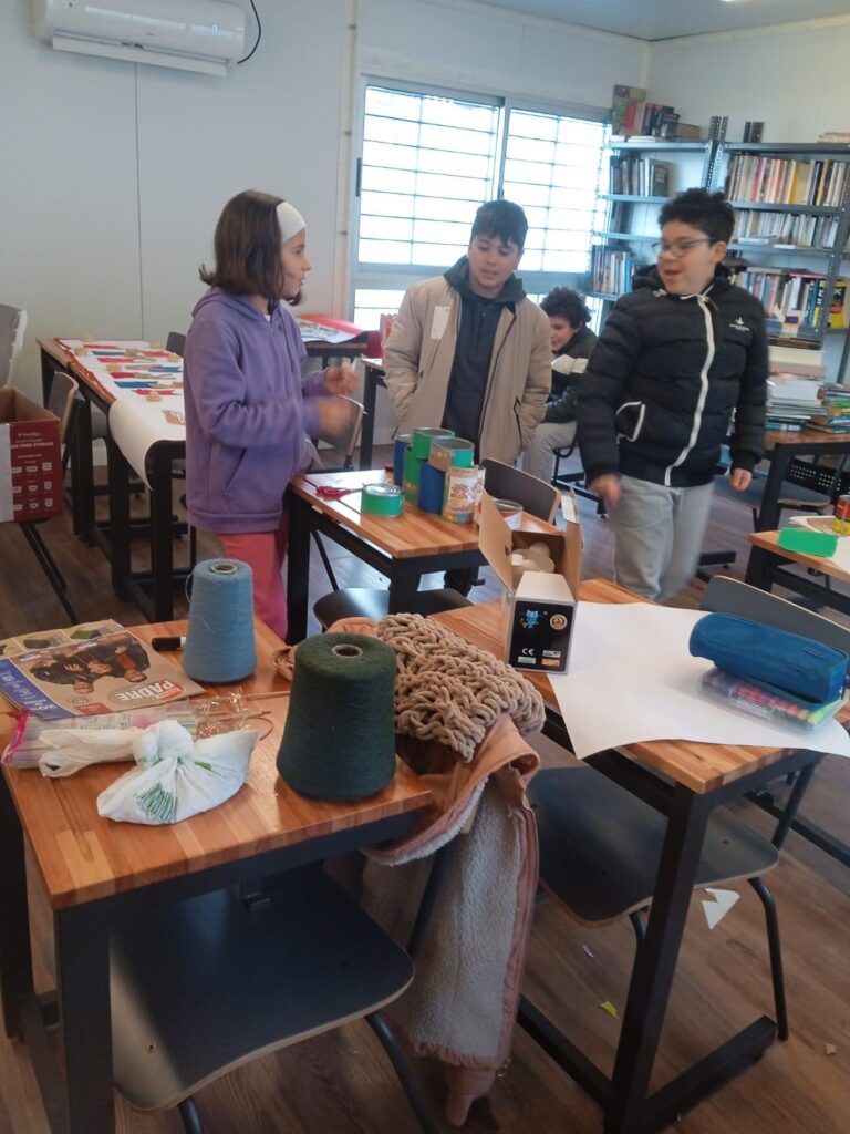 Estudiantes de 1º de Ciclo Básico de Portugués, en los preparativos de “Festas Juninas”