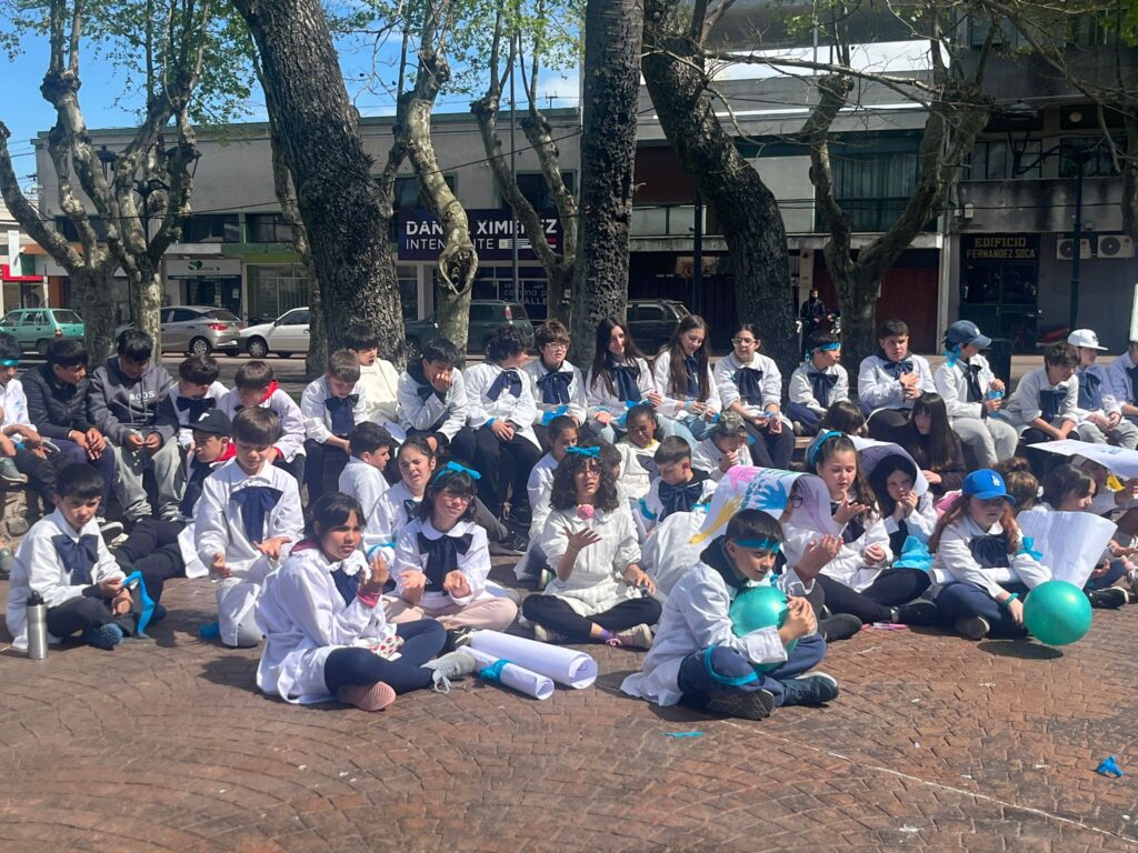 Alumnos de la Escuela 2 en plaza Libertad en una actividad enmarcada en el Día Nacional de las personas sordas