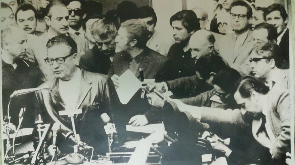 Héctor Vernengo en la primera conferencia de prensa del presidente chileno Salvador Allende.