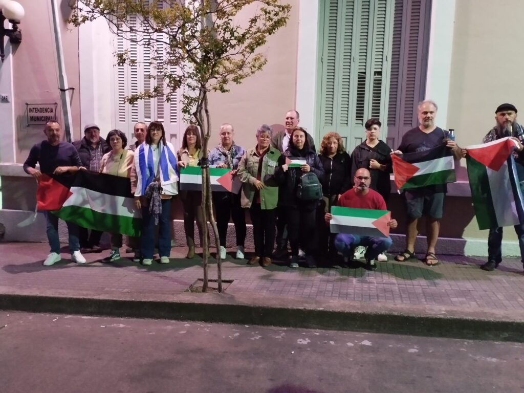 Integrantes de la Intersindical de Lavalleja, vecinos y ediles en la lectura de la proclama.