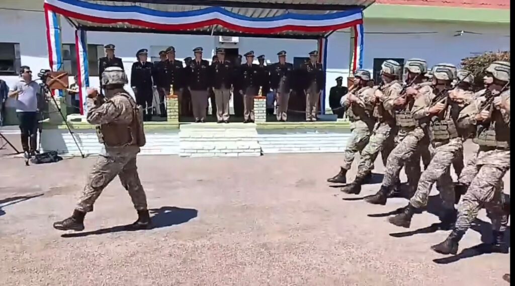 Desfile de efectivos del Batallón 11 ante las autoridades presentes