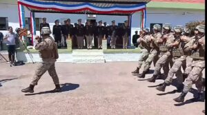 Desfile de efectivos del Batallón 11 ante las autoridades presentes