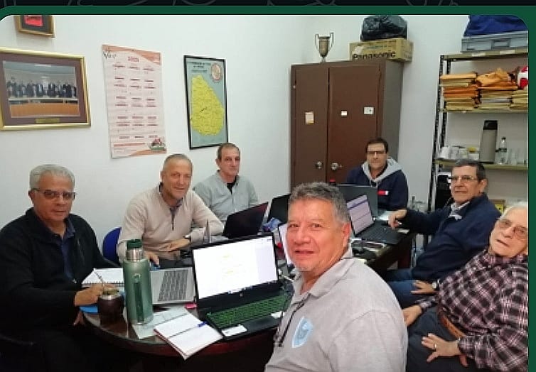 Integrantes del Consejo Técnico Sector Árbitros en plena reunión en la sede de OFI. (Foto: Carlos Fernández Pereira).