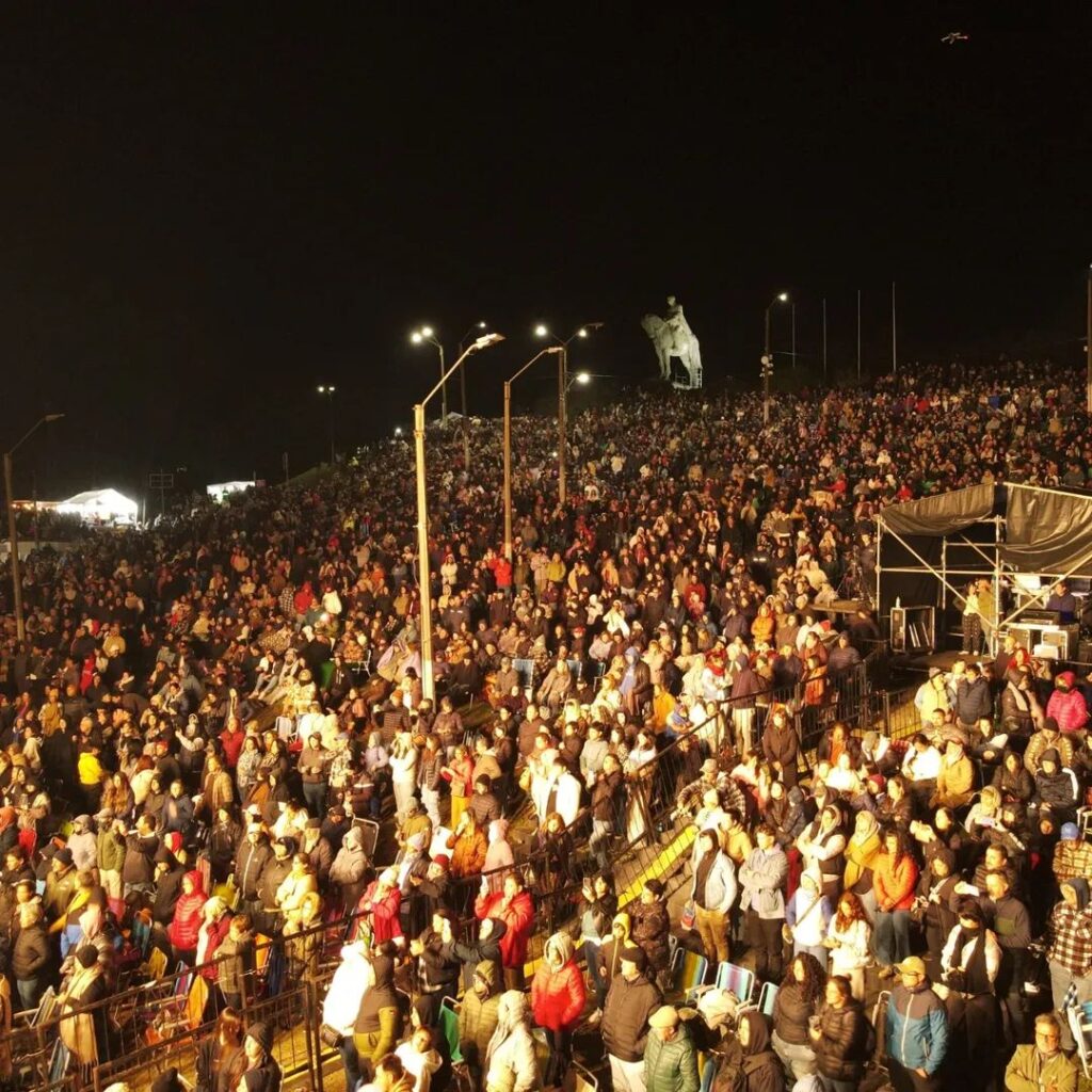 Una vista del público que colmó el Cerro Artigas, fundamentalmente por la noche (Foto: Prensa IDL)