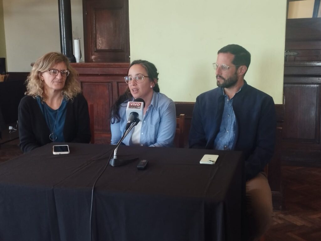 Andrea Schunk, Viviana Pritsch y Cristian Pons en ronda de prensa