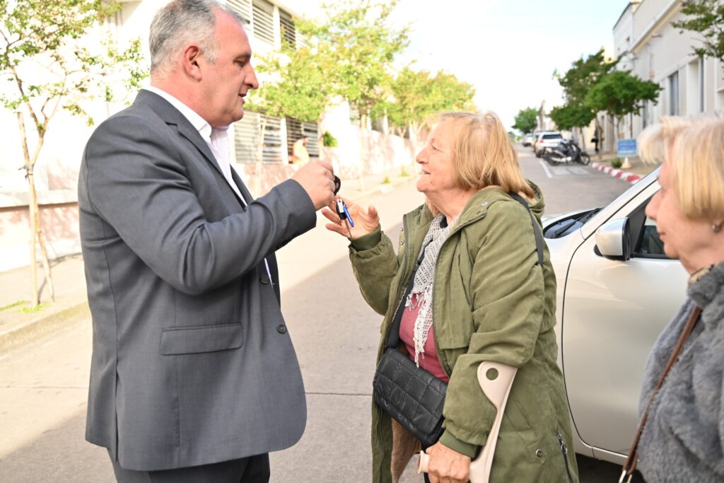 Ximénez hace lo propio con las llaves para Nidia Sanguinetti (Foto: Prensa IDL)