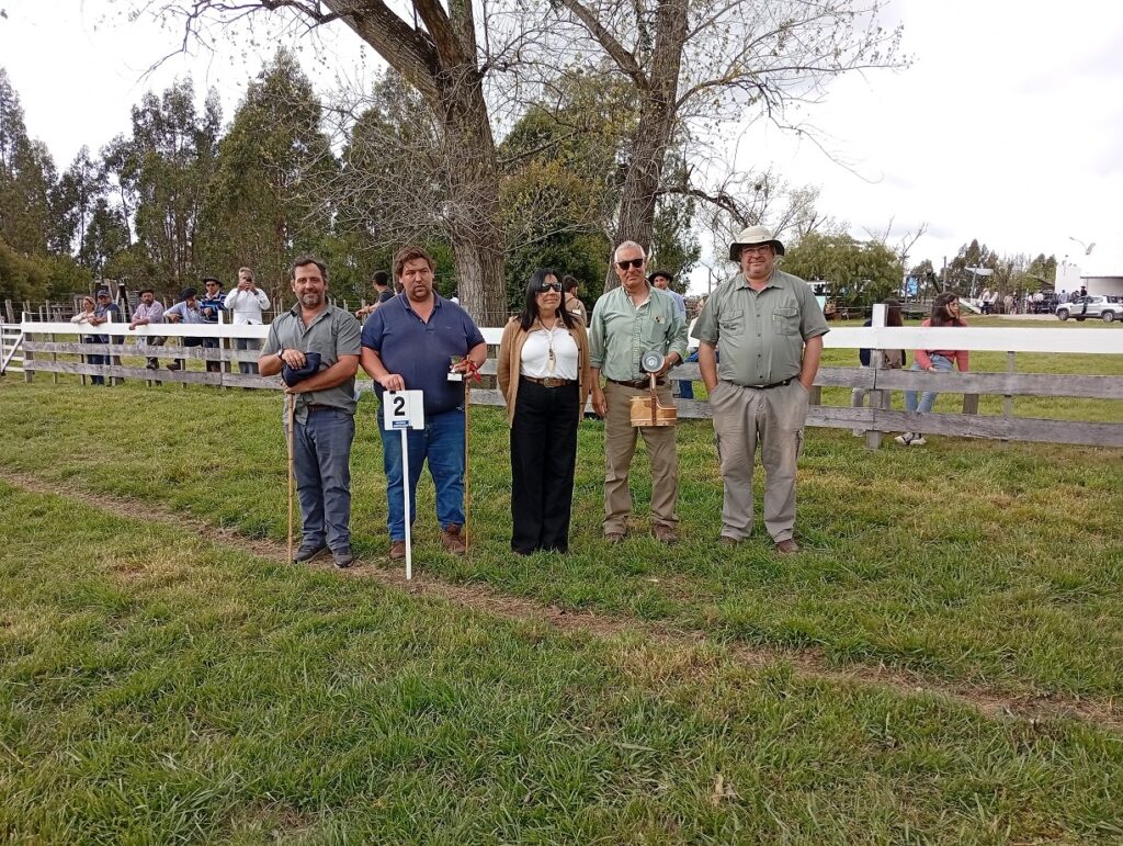 Santiago Effinger padre e hijo, recibiendo premios en pista Hereford