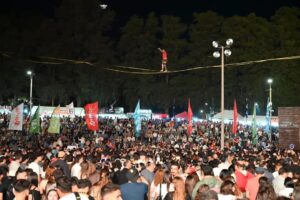 Espectáculo de highline sobre el ruedo del parque Rodó (Foto: Prensa IDL)