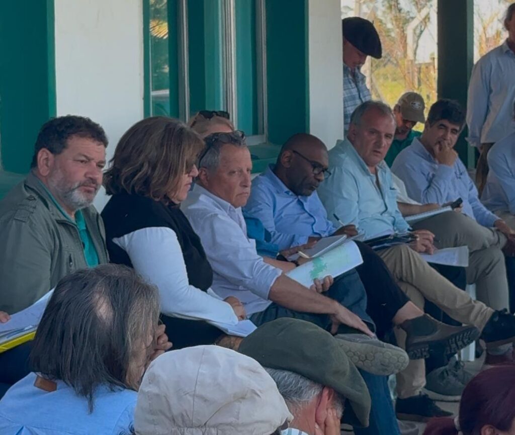 Daniel Ximénez y Ortuño con vecinos de Gaetán ayer por la tarde (Foto: Prensa IDL)