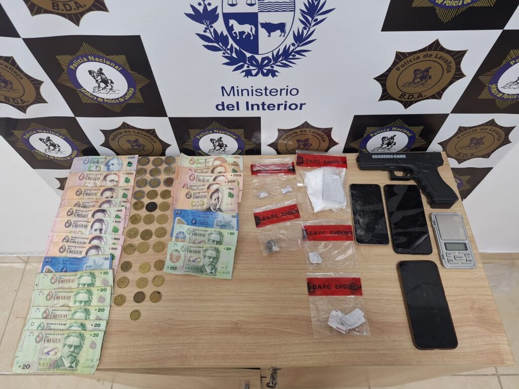 Efectos incautados tras desarticular sitio de suministro de drogas en Minas (Foto: Prensa Jefatura de Policía de Lavalleja)